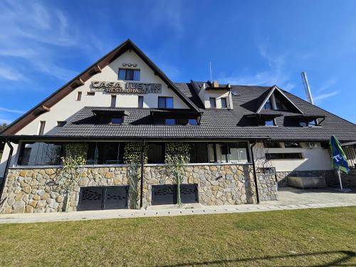 Casa Iustin — 4-Star Luxury Hotel in Moroeni, Romania