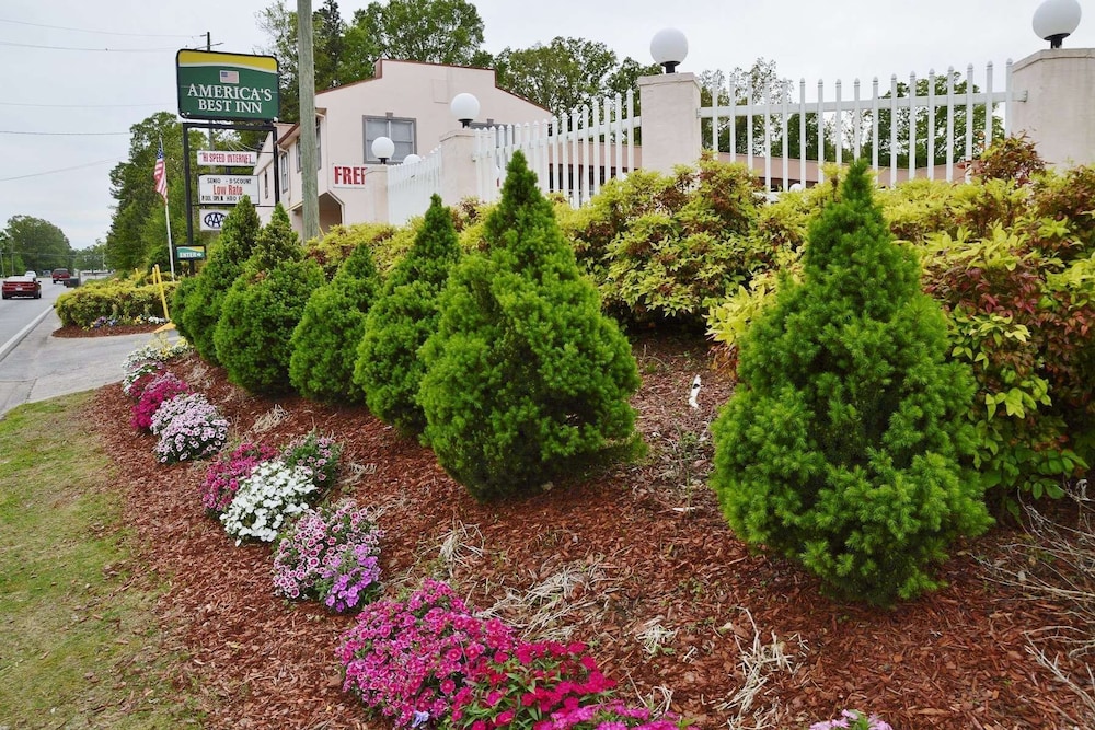 Econo Lodge Calhoun North Damascus - photo 36