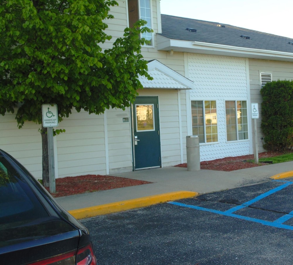 American Inn and Suites Houghton Lake - photo 39