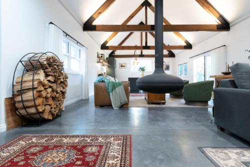 Blackwood Tree Barn Conversion with Parking & Wifi — 4-Star Luxury Hotel in Evandale, Australia