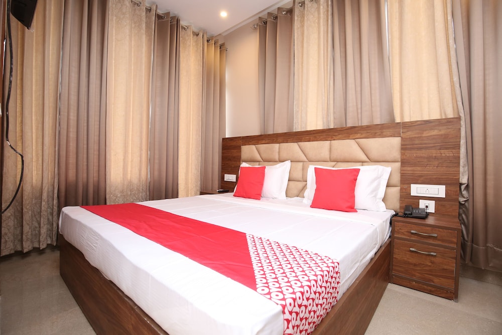 OYO 27743 Hotel Platina in Basi, India