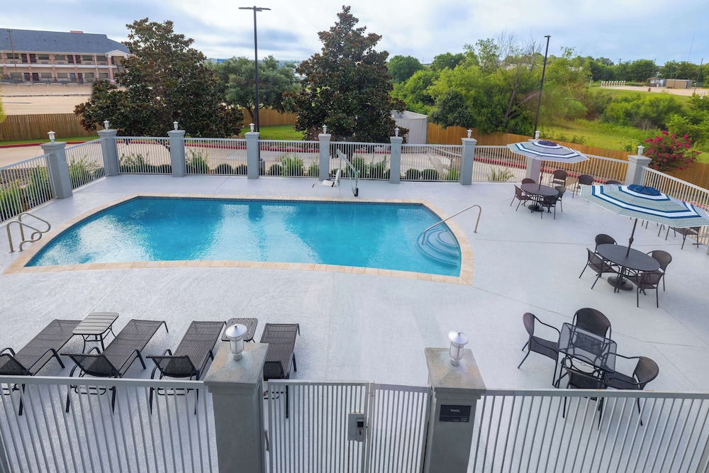 Hampton Inn & Suites Brenham - photo 31