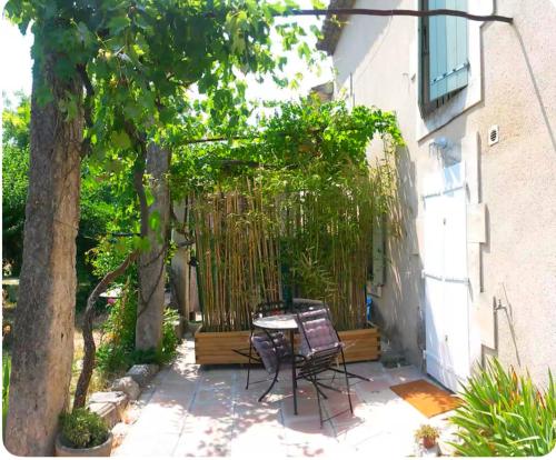 Maisonnée dans mas provençal typique in Saint-Remy-De-Provence, France