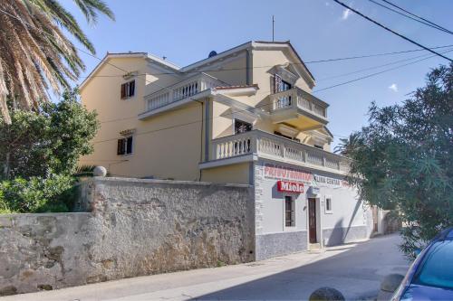 Apartments by the sea Mali Losinj 15576 — 4-Star Luxury Hotel in Mali Losinj, Croatia