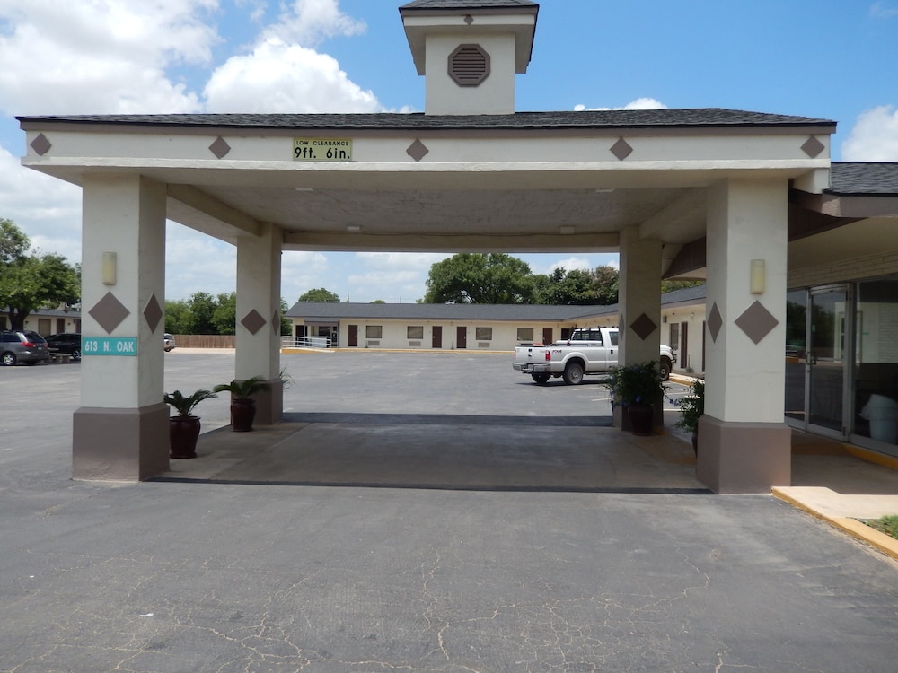 Pearsall Executive Inn - photo 24