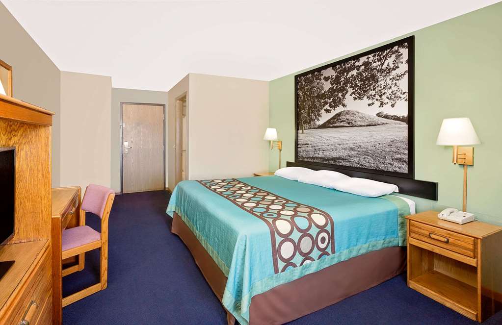 Super 8 by Wyndham Macomb - photo 10