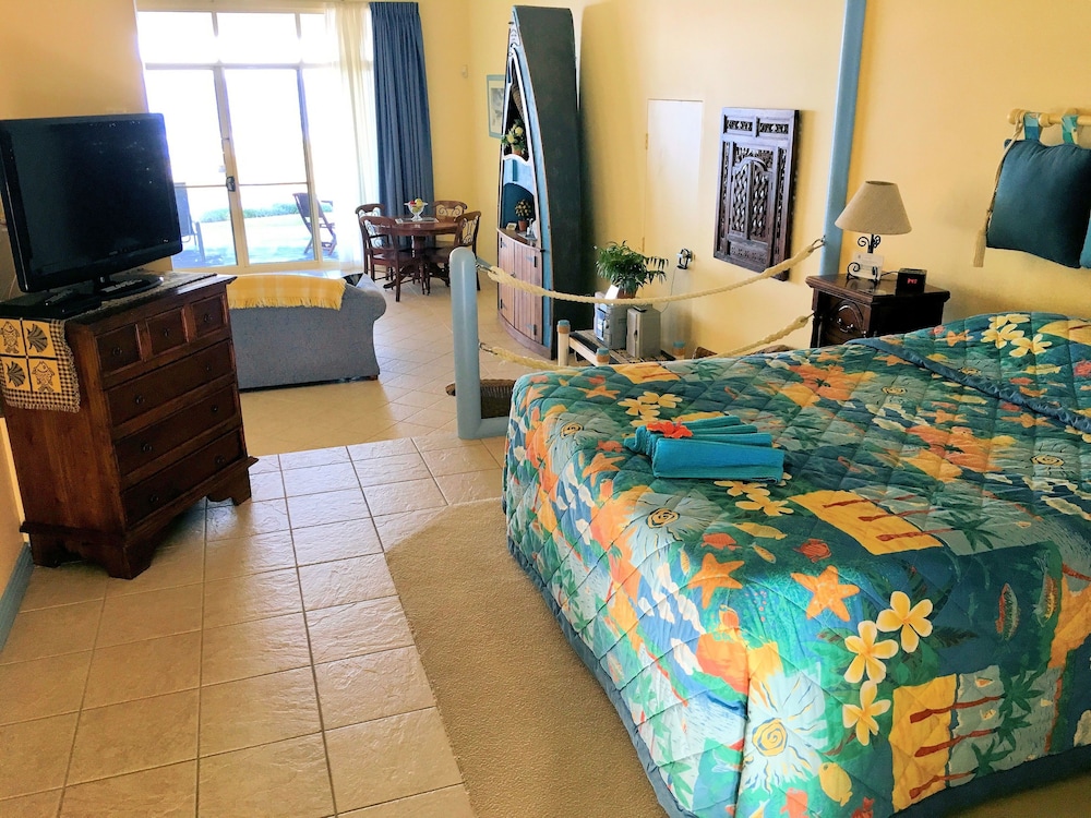 Absolute Beachfront l Couples Getaway — Blue Bay — photo 4