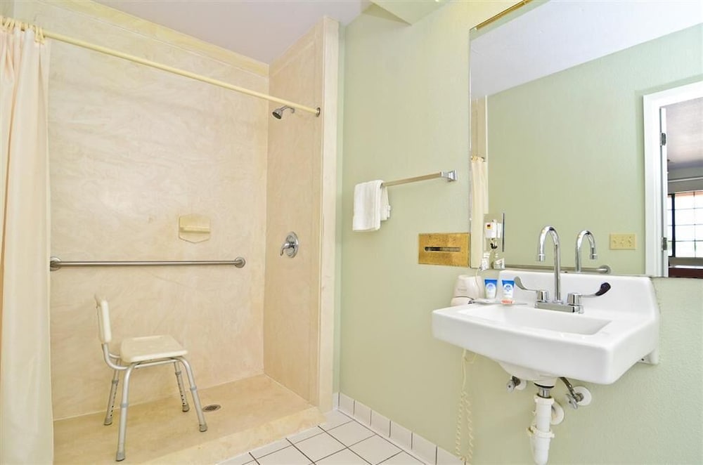 Pine Point Inn & Suites - photo 15