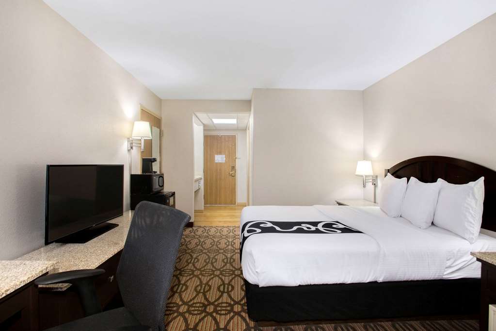 La Quinta Inn & Suites by Wyndham Springfield South - photo 19