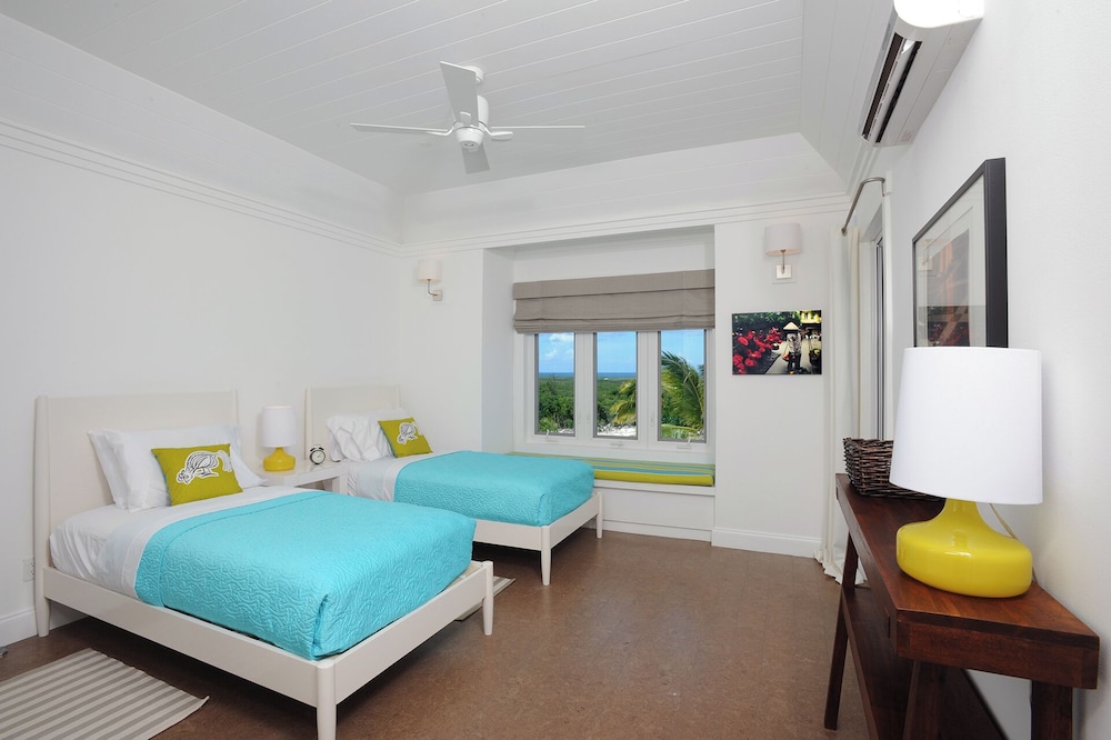 Tropical Escape: Exclusive Villa With Panoramic Ocean Vistas — 4-Star Luxury Hotel in Governor's Harbour, Bahamas