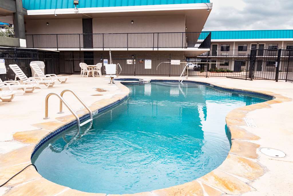 Days Inn by Wyndham Central San Antonio NW Medical Center - photo 7