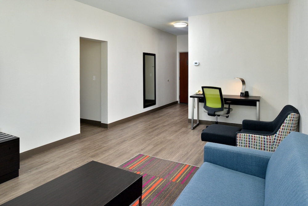 Holiday Inn Express & Suites Carthage by IHG - photo 18