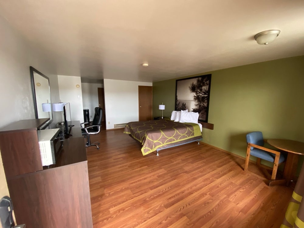 Super 8 by Wyndham Wells - photo 17