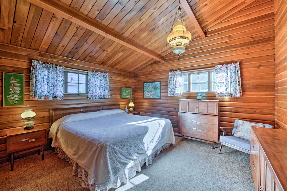 Waterfront Manson Cabin on Lake Chelan with Deck — 4-Star Luxury Hotel in Manson, United States