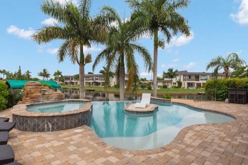 Pristine Waterfront Villa in Cape Coral with Lagoon Style Pool Spa and Boat Lift — 4-Star Luxury Hotel in Cape Coral, United States