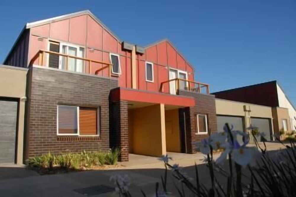 The Lakes Apartments — 4-Star Luxury Hotel in Lakes Entrance, Australia