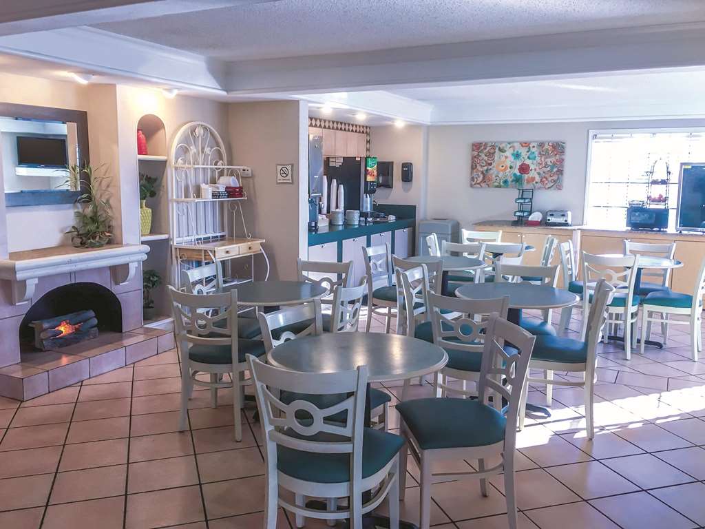 La Quinta Inn by Wyndham Moline Airport - photo 30