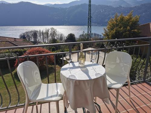 Aurora Suite apartment — 4-Star Luxury Hotel in Pettenasco, Italy
