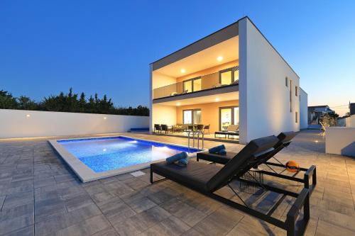 Villa Good Vibes with heated pool — 4-Star Luxury Hotel in Vrsi, Croatia