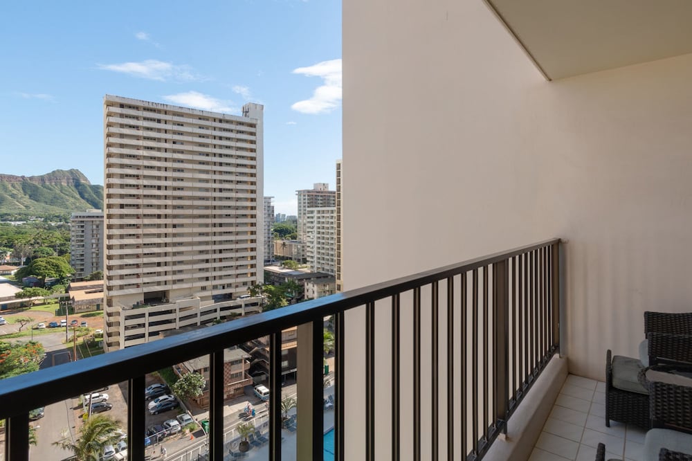 Waikiki Banyan Pool View Tower 1 Suite 1501 - photo 13