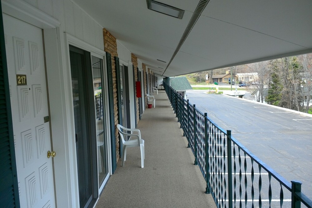 Brentwood Motor Inn - photo 48