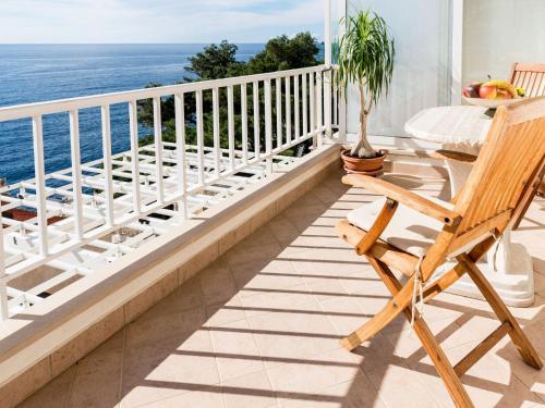Apartment Paco Three Bedroom Apartment with Balcony and Sea View