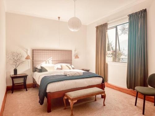 Dalton Cottage Dreamy Retreat in Lush Gardens — 4-Star Luxury Hotel in Hokitika, New Zealand