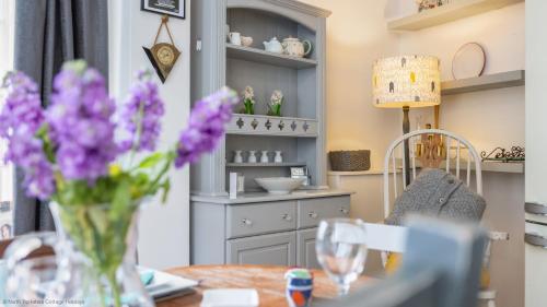 Quirky North Yorkshire Cottage Christmas Cottage — 4-Star Luxury Hotel in Addingham, United Kingdom