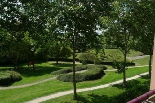 F3 Avec Balcon 5 Min Gare Sqy Et Parking Gratuit — hotel in Guyancourt