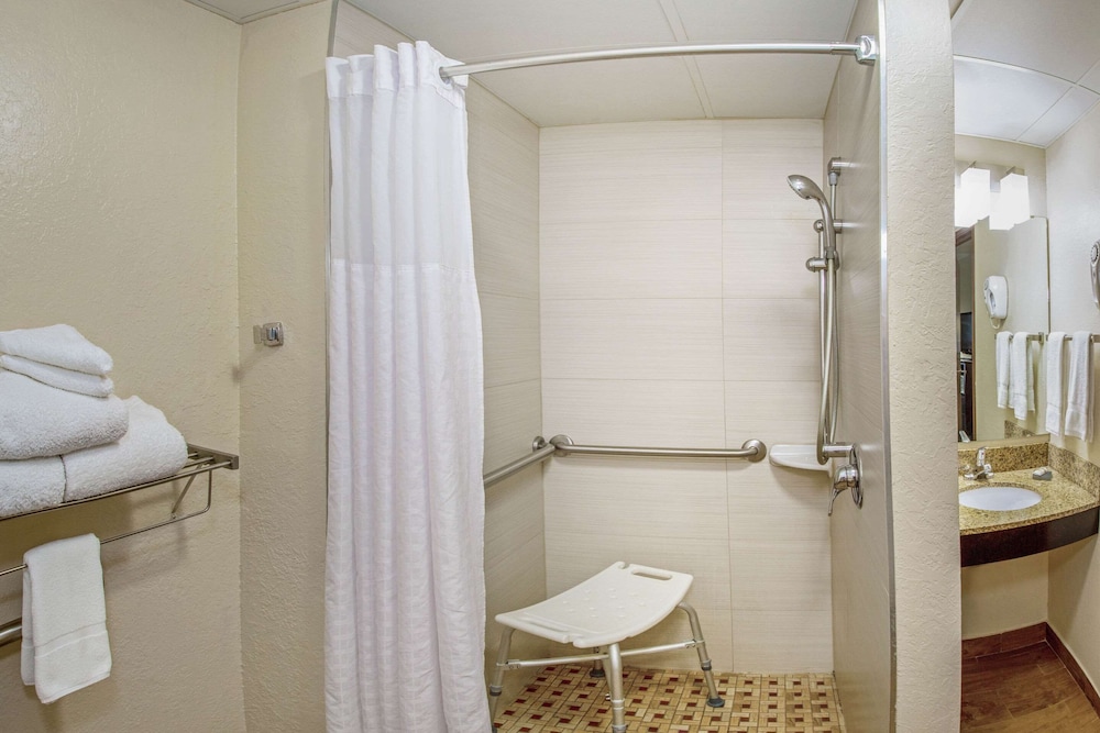 La Quinta Inn & Suites by Wyndham Sarasota I75 - photo 23
