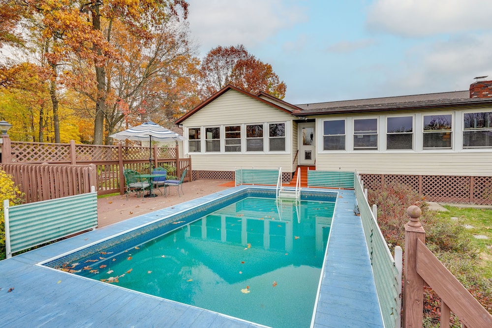 Pool Deck Fire Pit Dog Friendly Ohio Escape — Mount Vernon