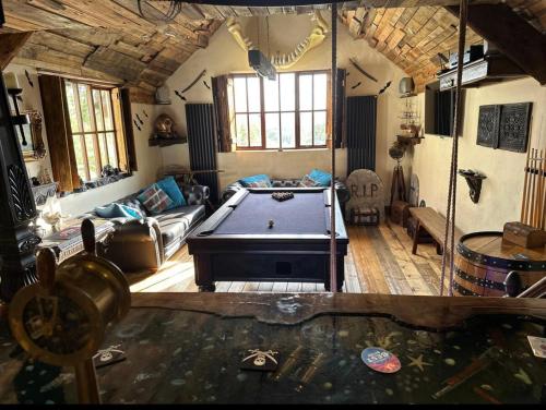 Coed Y Ddraig themed 3 bedroom cottage with bar & pool table — 4-Star Luxury Hotel in Tregaron, United Kingdom