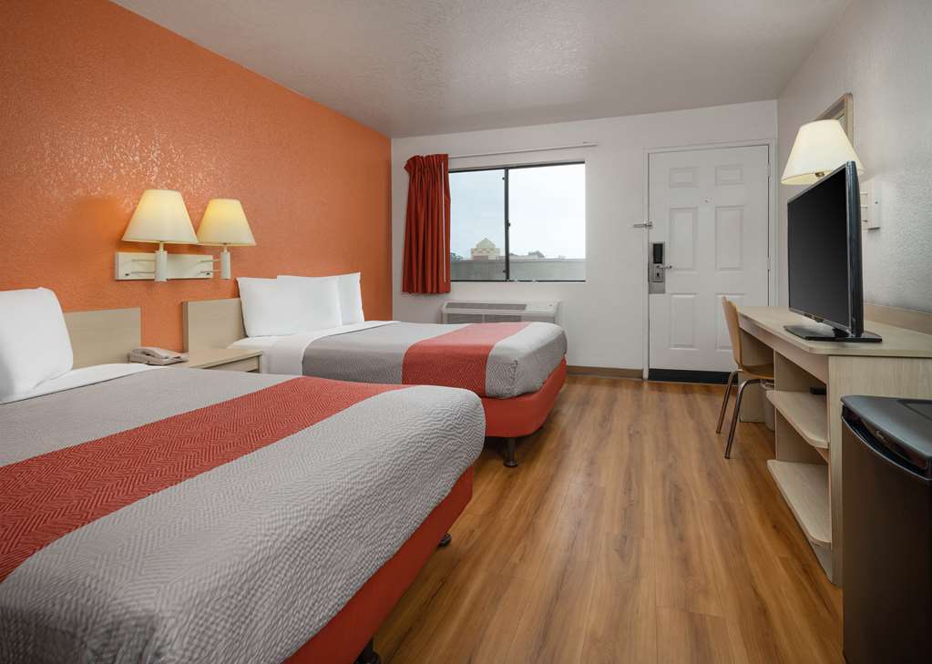 Motel 6 Buena Park CA Knotts Berry Farm Disneyland - photo 9