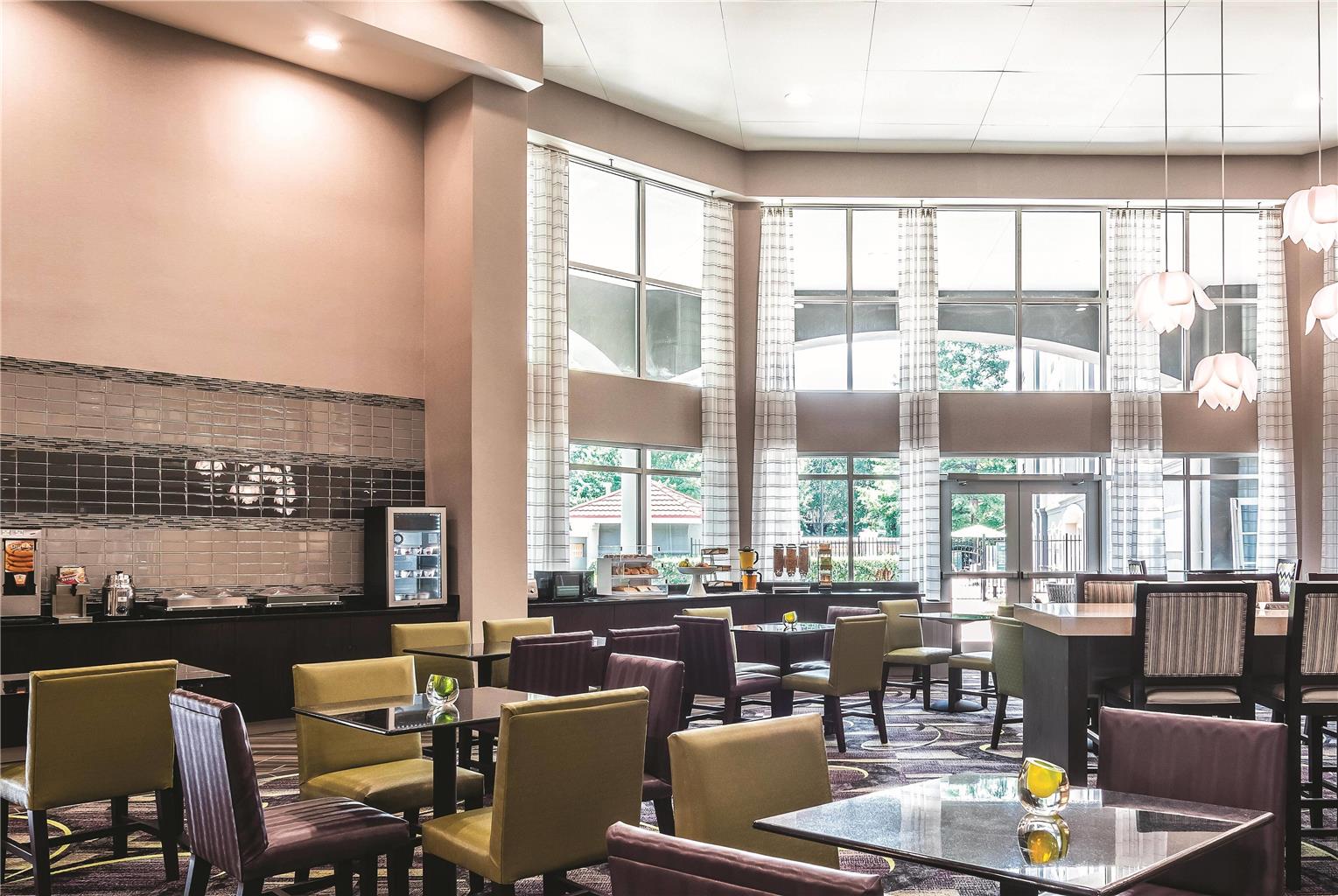 La Quinta Inn & Suites by Wyndham Atlanta Perimeter Medical - photo 37