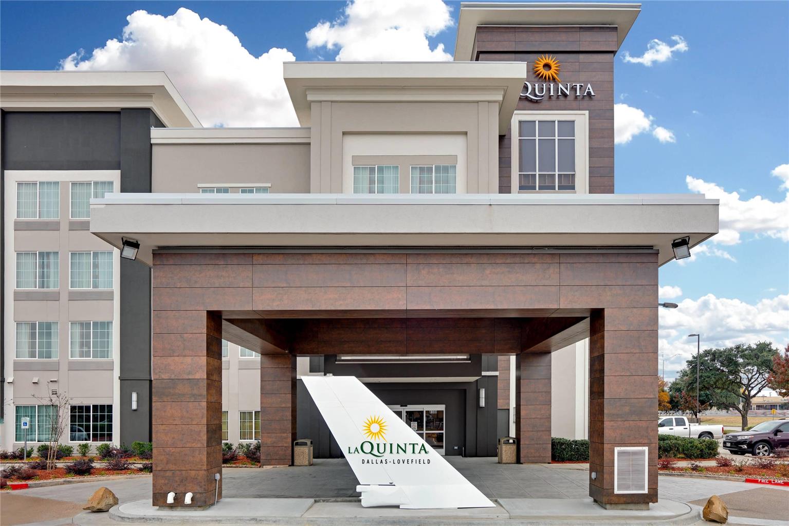 La Quinta Inn & Suites by Wyndham Dallas Love Field - photo 2