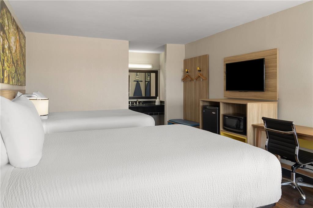 Days Inn & Suites by Wyndham Byram - photo 16