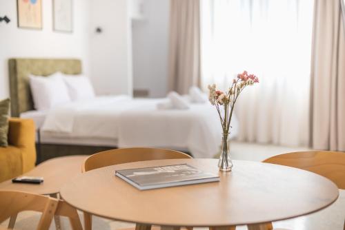 Spacious Couples Studio with Seating Area & Rooftop Vibes Zen Gaia By Tessera — 4-Star Luxury Hotel in Athens, Greece