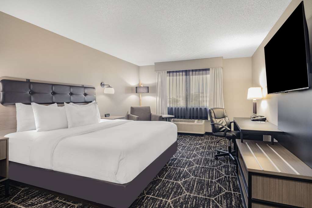 La Quinta Inn & Suites by Wyndham Evansville - featured photo