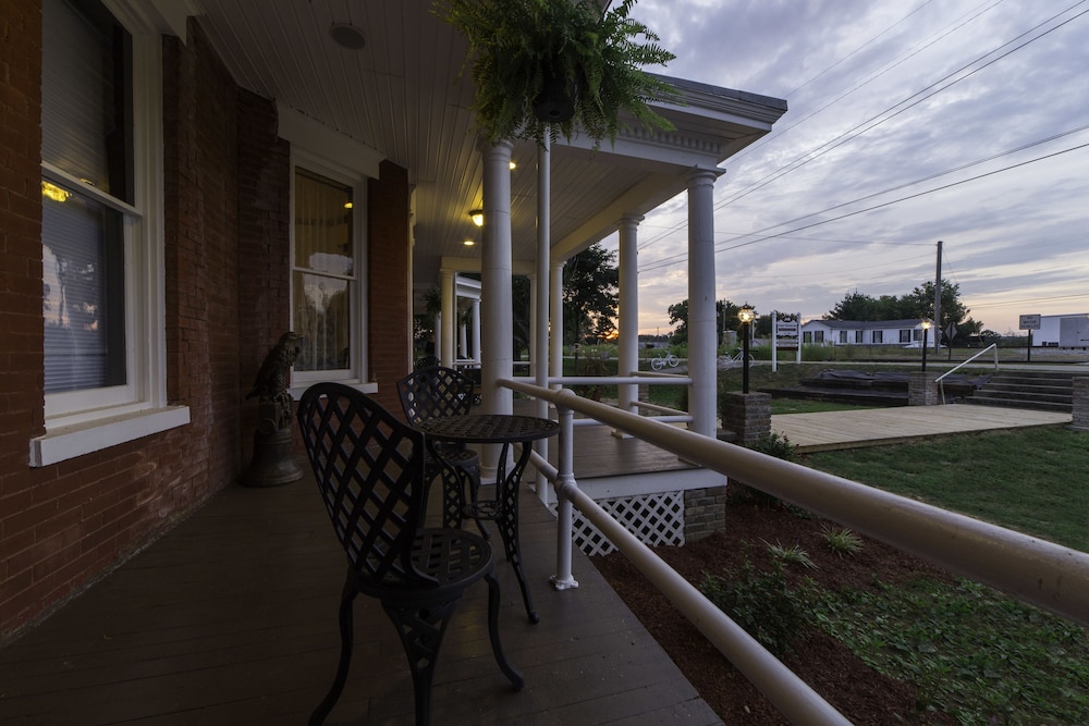Grand Victorian Inn - photo 30