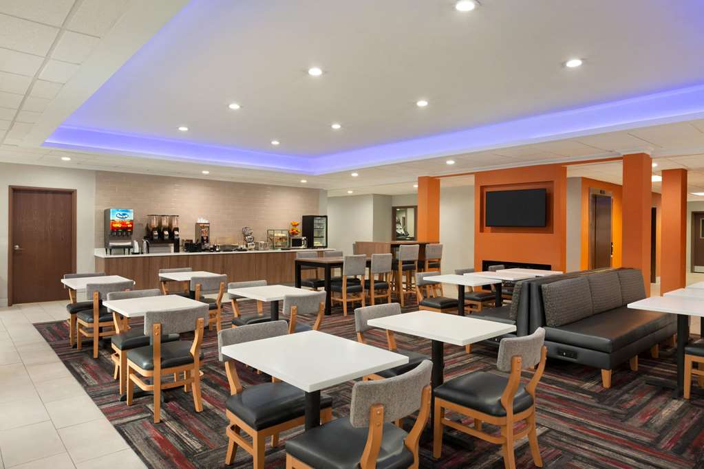La Quinta Inn & Suites by Wyndham Lackawanna - photo 19