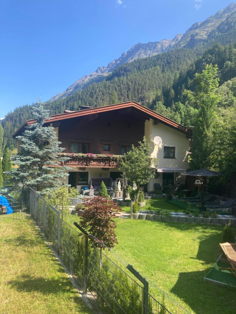 Appartements Karlinger — 4-Star Luxury Hotel in Laengenfeld, Austria