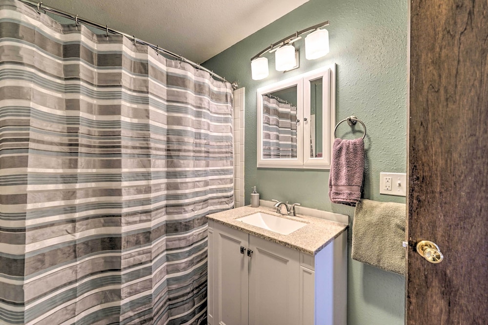 Luxe Updated Home with Grill and Hot Tub 4 Mi to RMNP — 4-Star Luxury Hotel in Estes Park, United States