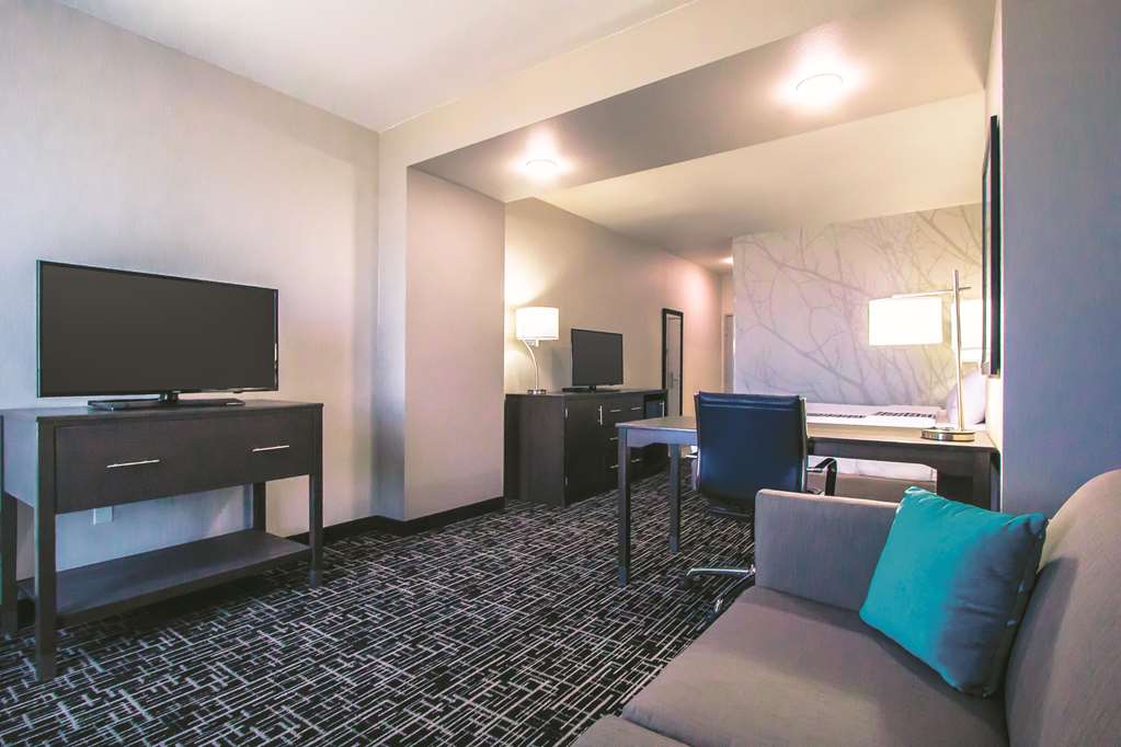 La Quinta Inn & Suites by Wyndham Pampa - photo 22