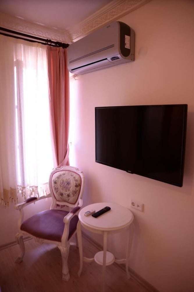 Maya Hotel Studio E — Nikfer