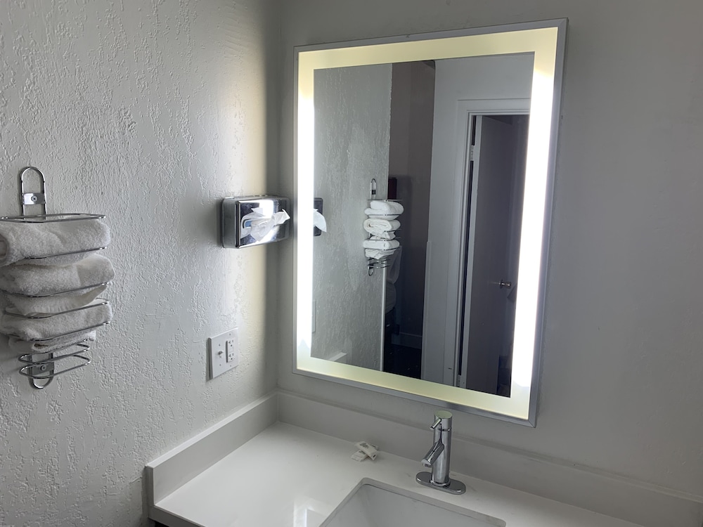 Super 8 by Wyndham San Jose Airport - photo 13