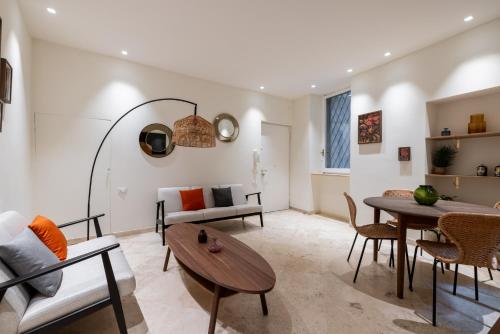 Charming 3 Bedroom Apartment in the Historic Center — 4-Star Luxury Hotel in Rome, Italy