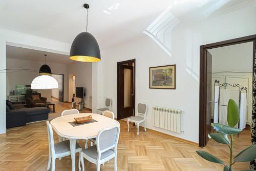 Stylish 3BR Apt near Mziuri Park By Wehost
