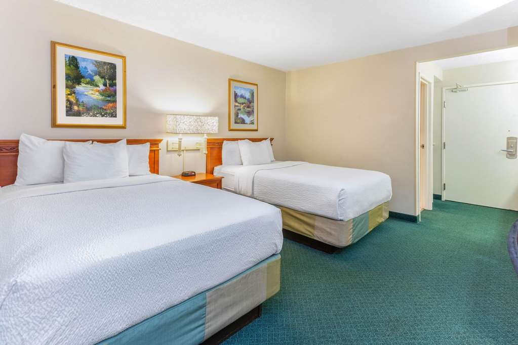 La Quinta Inn & Suites by Wyndham Chicago Gurnee - photo 25