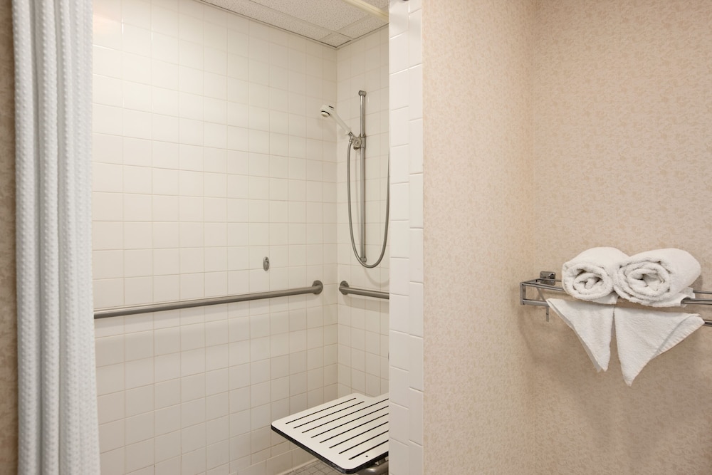 Red Roof Inn & Suites Middleborough - photo 18