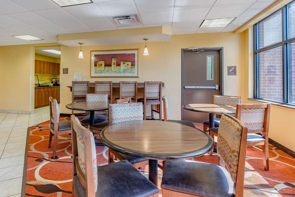Econo Lodge Inn & Suites Des Moines Fairgrounds Area - photo 7